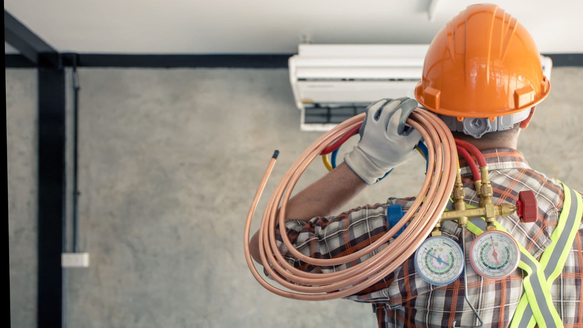 Técnico de ar-condicionado trabalhando
